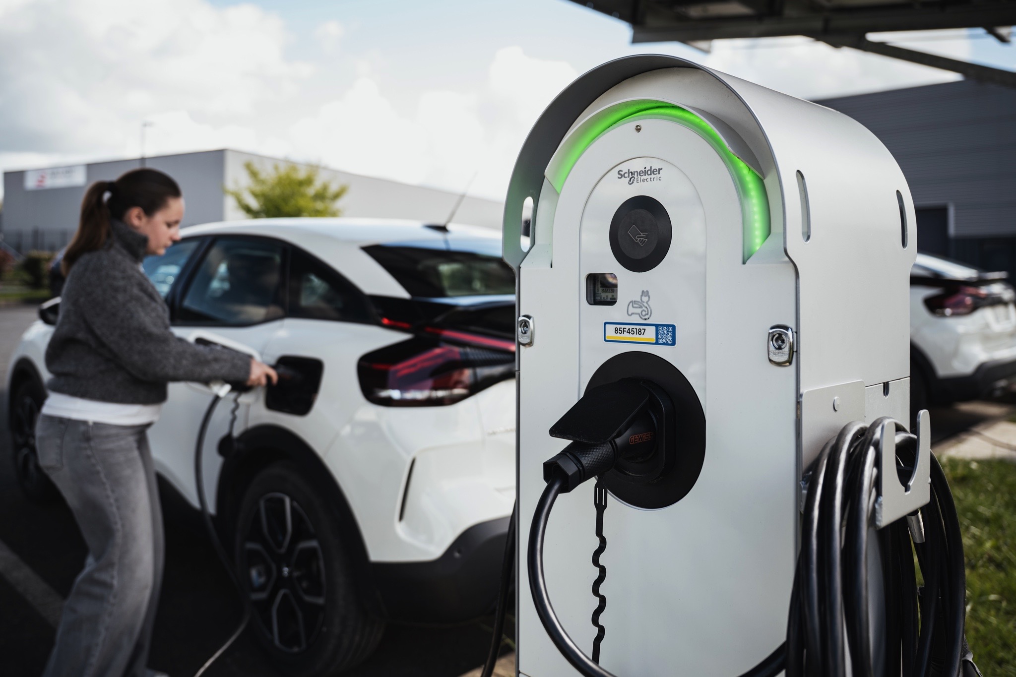 Borne de recharge pour véhicule électrique installée par GTIE Rennes