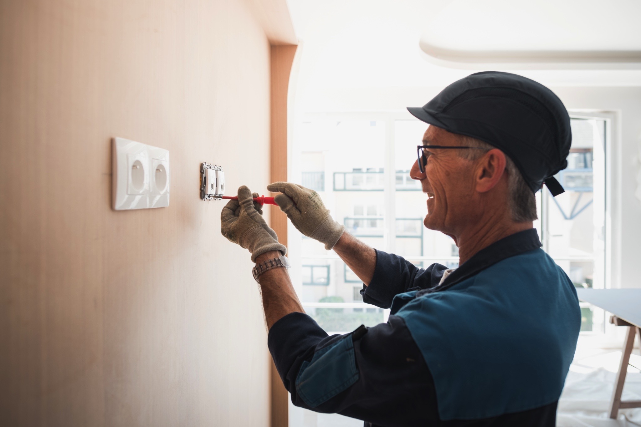 Collaborateur de GTIE Rennes réalisant une installation électrique en intérieur