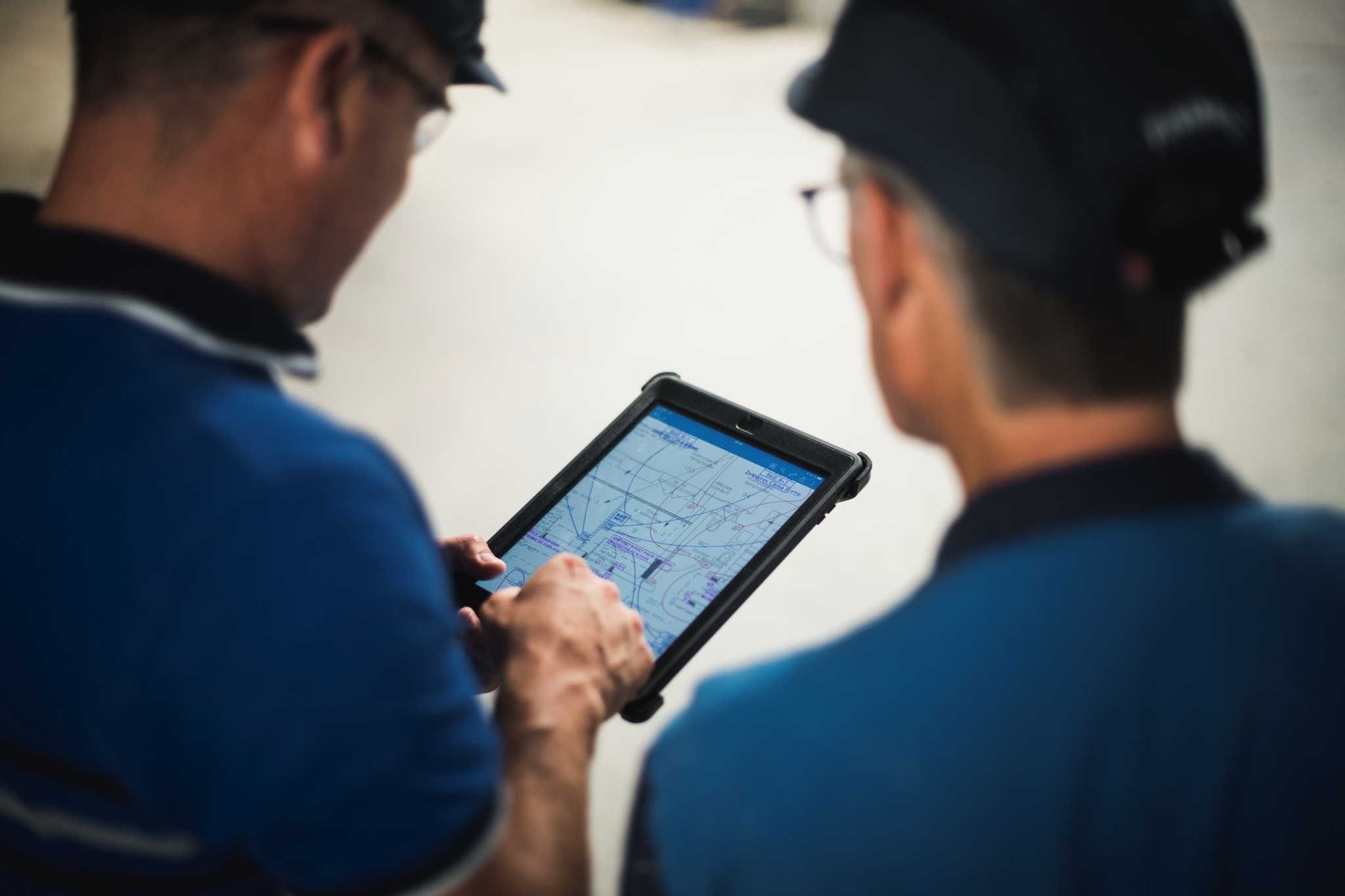 Collaborateurs de GTIE Rennes consultant des plans techniques sur tablette