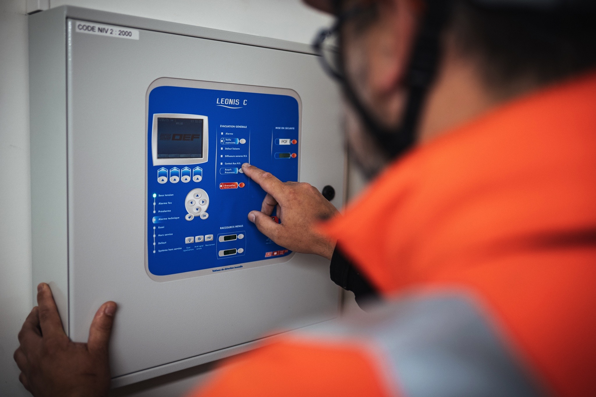 Collaborateur de GTIE Rennes paramétrant un équipement technique sur un site industriel